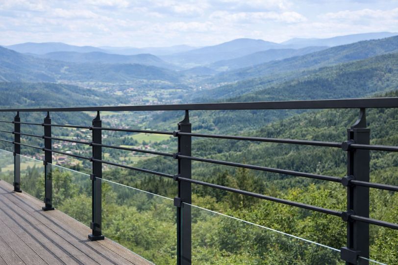 Balustrada tarasowa z linką stalową, widok na góry